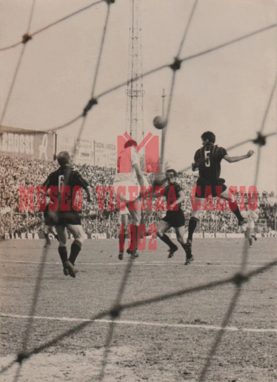 27-9-1964 Vicenza-Milan 2-3 VINICIO sempre controllato da TRAPATTONI (a sinistra) e MALDINI